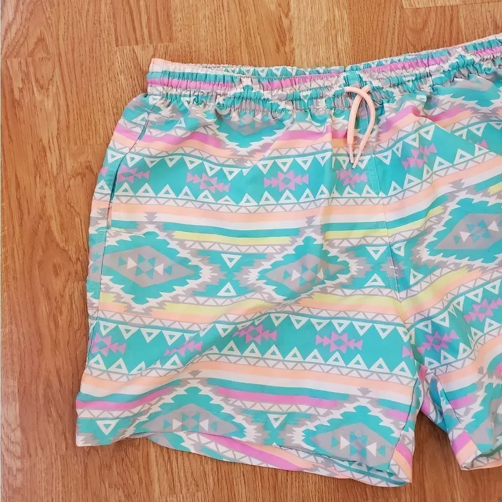 Chubbies | 'The En Fuegos' Classic Swim Trunk - size XXL in Teal Geometric
